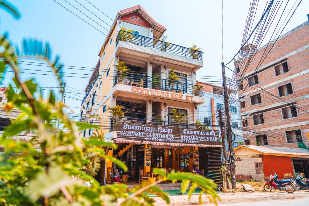 Vang Vieng Sunset Guesthouse & Restaurant ภายนอก รูปภาพ